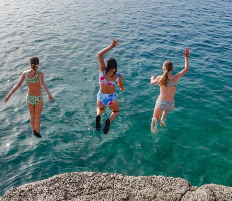 Cliffs and cave kayak adventure (7)